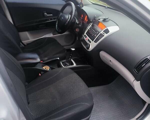 Серый Киа Сид, объемом двигателя 1.6 л и пробегом 228 тыс. км за 5500 $, фото 13 на Automoto.ua