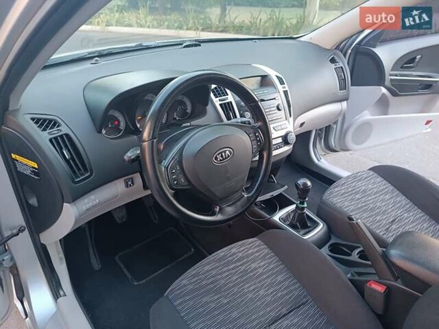 Серый Киа Сид, объемом двигателя 2 л и пробегом 320 тыс. км за 7000 $, фото 27 на Automoto.ua