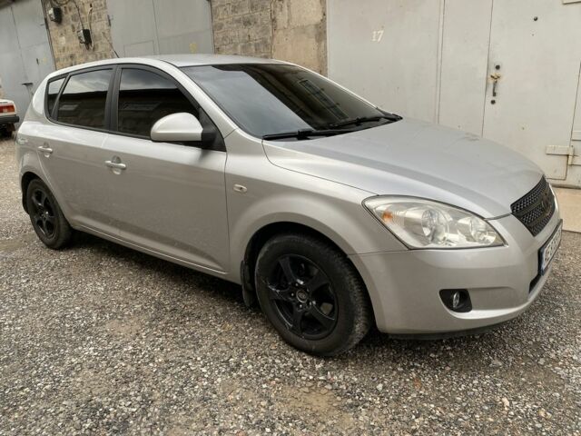 Серый Киа Сид, объемом двигателя 1.6 л и пробегом 240 тыс. км за 5700 $, фото 6 на Automoto.ua