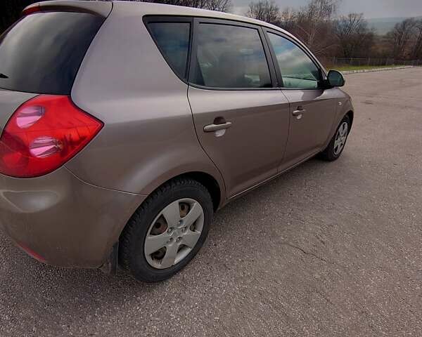 Серый Киа Сид, объемом двигателя 1.59 л и пробегом 279 тыс. км за 4650 $, фото 1 на Automoto.ua