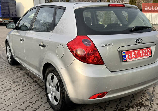 Серый Киа Сид, объемом двигателя 1.6 л и пробегом 216 тыс. км за 4800 $, фото 13 на Automoto.ua