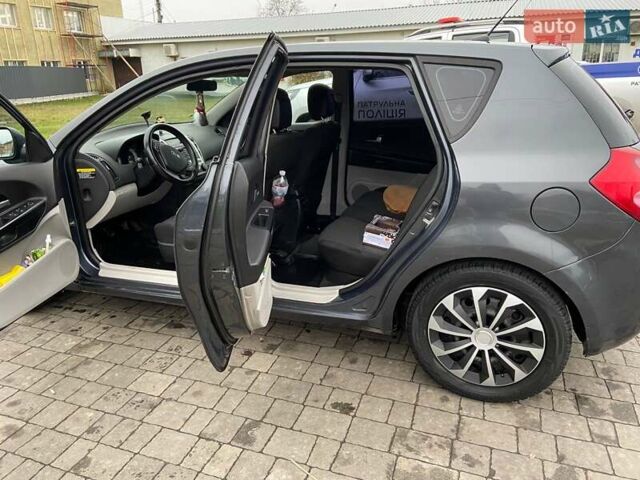 Серый Киа Сид, объемом двигателя 1.58 л и пробегом 480 тыс. км за 3600 $, фото 5 на Automoto.ua