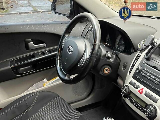 Серый Киа Сид, объемом двигателя 1.6 л и пробегом 227 тыс. км за 5590 $, фото 16 на Automoto.ua