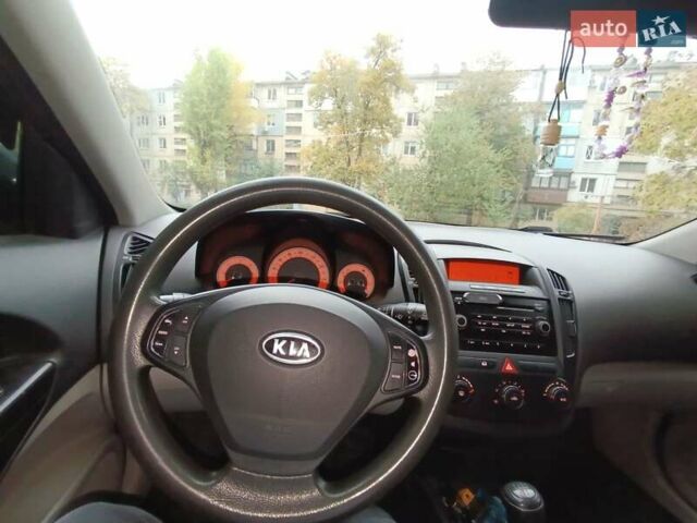 Серый Киа Сид, объемом двигателя 1.59 л и пробегом 334 тыс. км за 5400 $, фото 14 на Automoto.ua