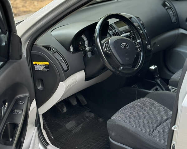 Серый Киа Сид, объемом двигателя 1.58 л и пробегом 240 тыс. км за 5150 $, фото 10 на Automoto.ua