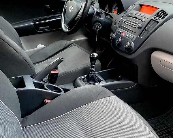 Серый Киа Сид, объемом двигателя 1.4 л и пробегом 220 тыс. км за 5000 $, фото 8 на Automoto.ua