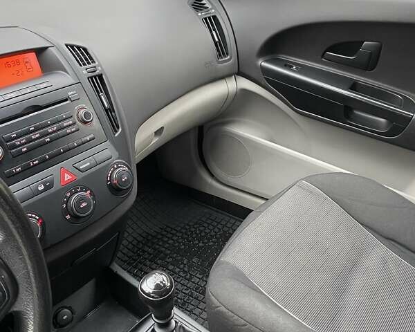 Серый Киа Сид, объемом двигателя 1.4 л и пробегом 220 тыс. км за 5000 $, фото 9 на Automoto.ua