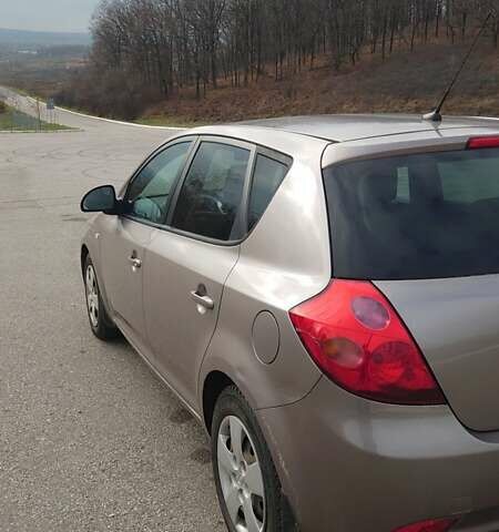 Серый Киа Сид, объемом двигателя 1.59 л и пробегом 279 тыс. км за 4650 $, фото 5 на Automoto.ua