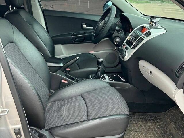 Серый Киа Сид, объемом двигателя 2 л и пробегом 220 тыс. км за 5500 $, фото 2 на Automoto.ua