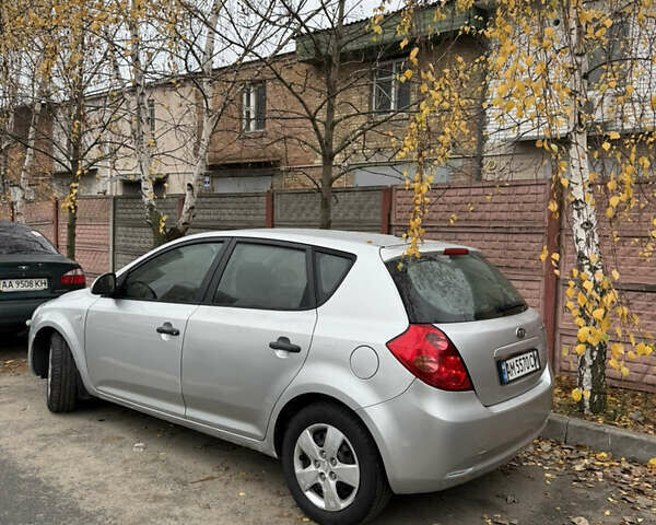 Серый Киа Сид, объемом двигателя 1.4 л и пробегом 220 тыс. км за 3999 $, фото 2 на Automoto.ua
