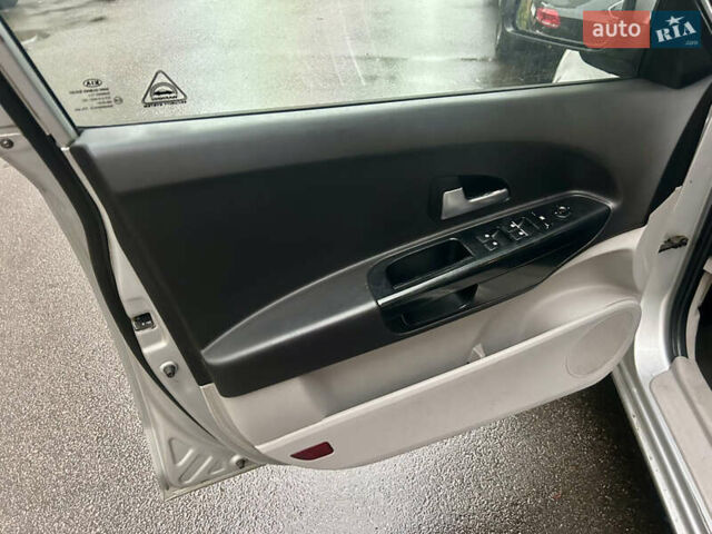 Серый Киа Сид, объемом двигателя 1.6 л и пробегом 219 тыс. км за 5350 $, фото 3 на Automoto.ua
