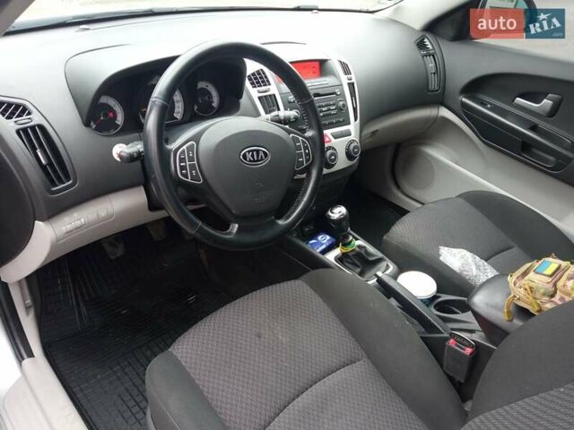 Серый Киа Сид, объемом двигателя 1.6 л и пробегом 147 тыс. км за 5800 $, фото 11 на Automoto.ua
