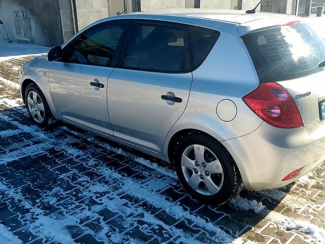Серый Киа Сид, объемом двигателя 1.4 л и пробегом 200 тыс. км за 4650 $, фото 4 на Automoto.ua