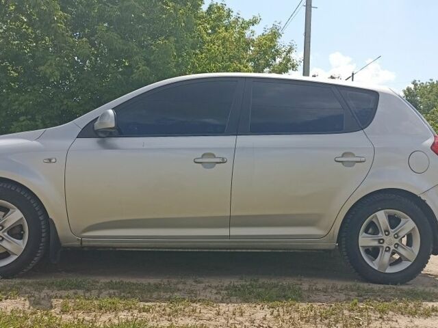 Серый Киа Сид, объемом двигателя 1.6 л и пробегом 255 тыс. км за 4800 $, фото 2 на Automoto.ua