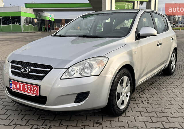 Серый Киа Сид, объемом двигателя 1.6 л и пробегом 216 тыс. км за 4800 $, фото 3 на Automoto.ua