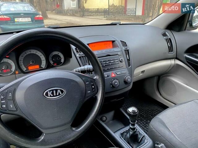 Серый Киа Сид, объемом двигателя 1.4 л и пробегом 220 тыс. км за 5000 $, фото 7 на Automoto.ua