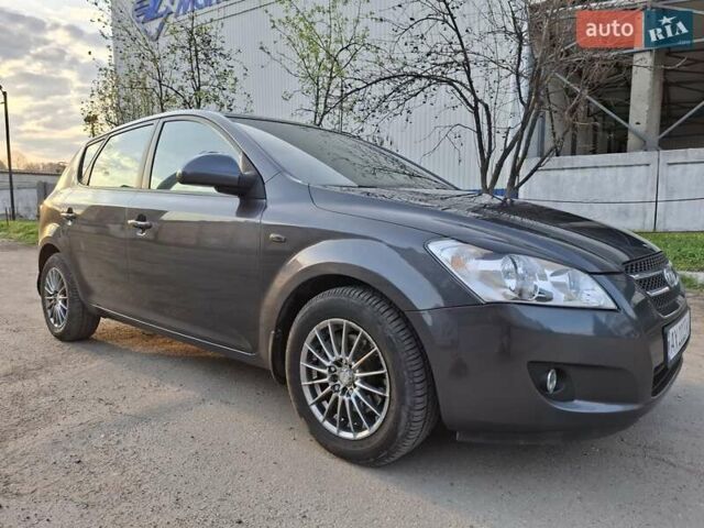 Серый Киа Сид, объемом двигателя 1.59 л и пробегом 253 тыс. км за 5900 $, фото 3 на Automoto.ua