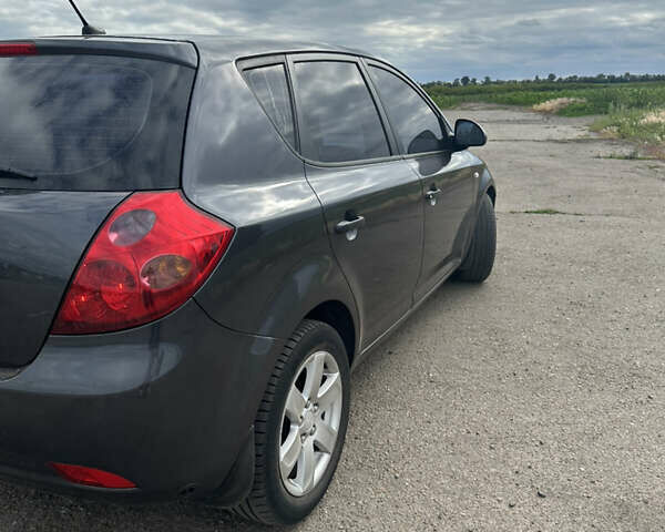 Серый Киа Сид, объемом двигателя 1.4 л и пробегом 260 тыс. км за 5200 $, фото 3 на Automoto.ua