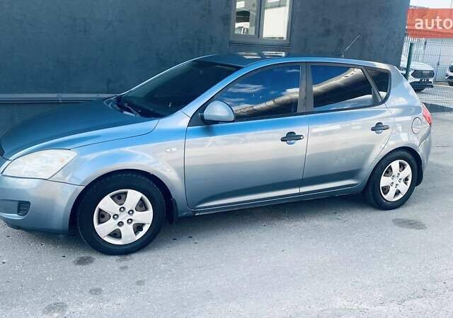 Серый Киа Сид, объемом двигателя 1.58 л и пробегом 250 тыс. км за 5500 $, фото 1 на Automoto.ua