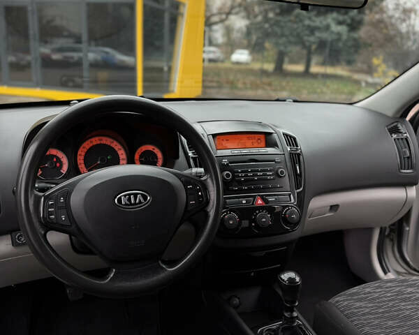 Серый Киа Сид, объемом двигателя 1.4 л и пробегом 274 тыс. км за 3600 $, фото 16 на Automoto.ua