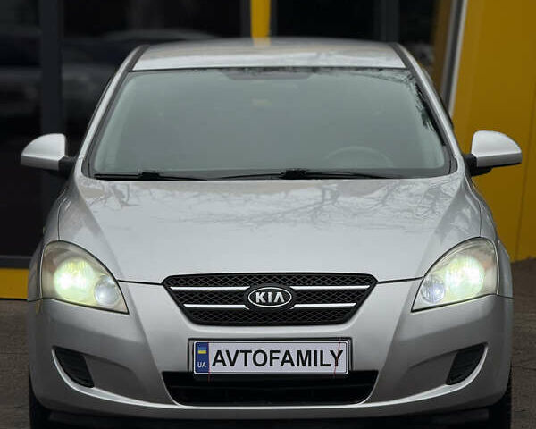 Серый Киа Сид, объемом двигателя 1.4 л и пробегом 274 тыс. км за 3600 $, фото 1 на Automoto.ua