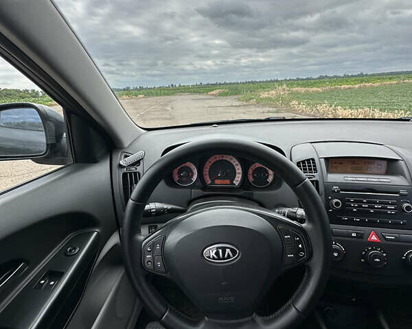 Серый Киа Сид, объемом двигателя 1.4 л и пробегом 260 тыс. км за 5200 $, фото 8 на Automoto.ua