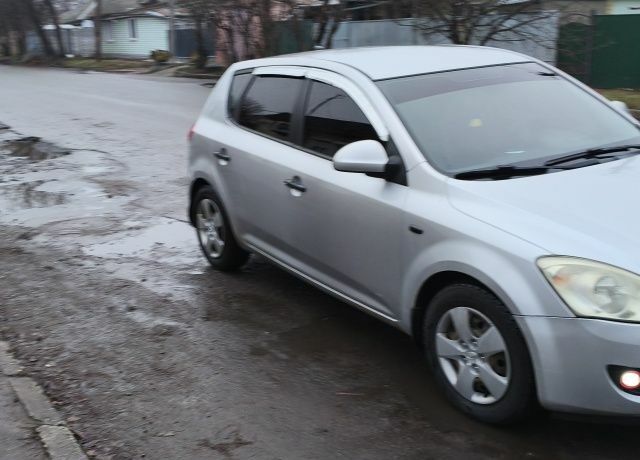 Серый Киа Сид, объемом двигателя 1.6 л и пробегом 208 тыс. км за 4800 $, фото 3 на Automoto.ua