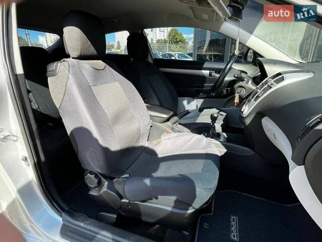 Сірий Кіа Сід, об'ємом двигуна 1.6 л та пробігом 215 тис. км за 4990 $, фото 9 на Automoto.ua
