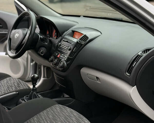 Серый Киа Сид, объемом двигателя 1.4 л и пробегом 274 тыс. км за 3600 $, фото 9 на Automoto.ua