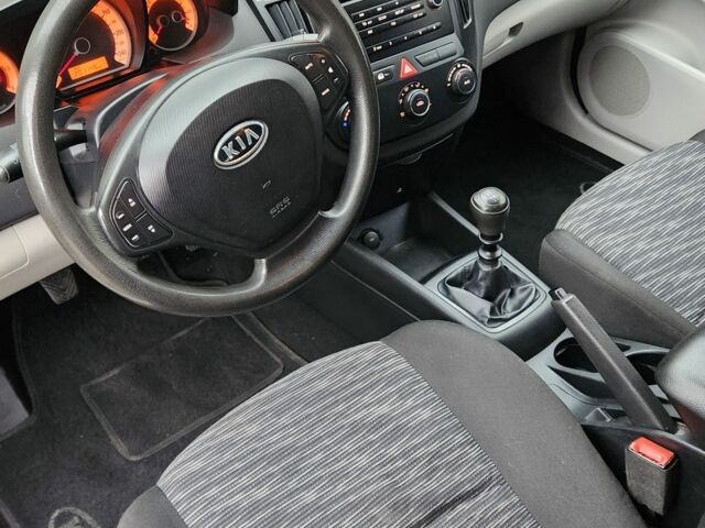 Серый Киа Сид, объемом двигателя 1.6 л и пробегом 201 тыс. км за 5300 $, фото 5 на Automoto.ua