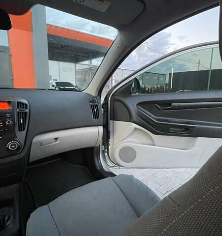 Серый Киа Сид, объемом двигателя 1.4 л и пробегом 145 тыс. км за 5250 $, фото 14 на Automoto.ua