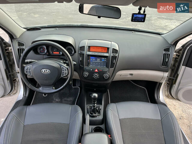 Серый Киа Сид, объемом двигателя 1.58 л и пробегом 219 тыс. км за 5100 $, фото 16 на Automoto.ua