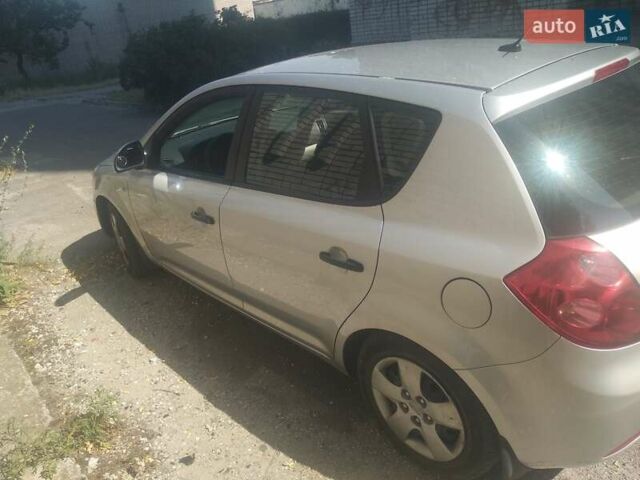 Серый Киа Сид, объемом двигателя 1.4 л и пробегом 130 тыс. км за 5900 $, фото 3 на Automoto.ua