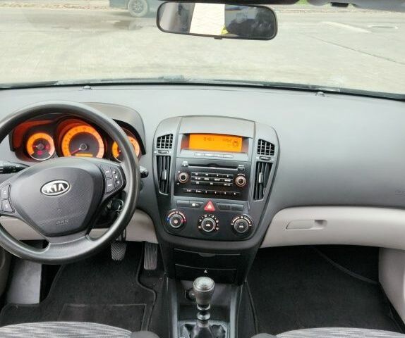 Серый Киа Сид, объемом двигателя 1.6 л и пробегом 201 тыс. км за 5300 $, фото 4 на Automoto.ua