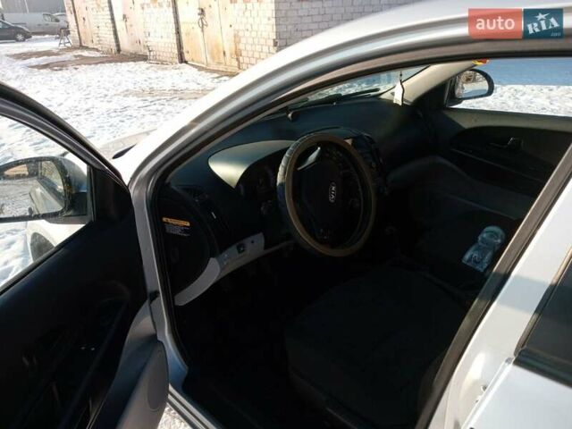 Серый Киа Сид, объемом двигателя 1.4 л и пробегом 308 тыс. км за 5000 $, фото 7 на Automoto.ua
