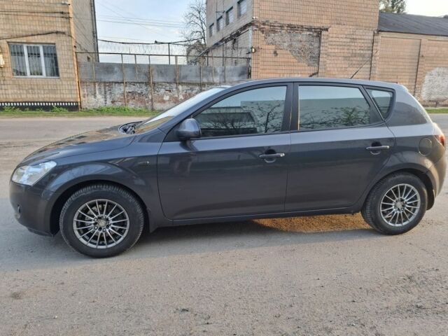 Серый Киа Сид, объемом двигателя 1.6 л и пробегом 255 тыс. км за 5100 $, фото 2 на Automoto.ua