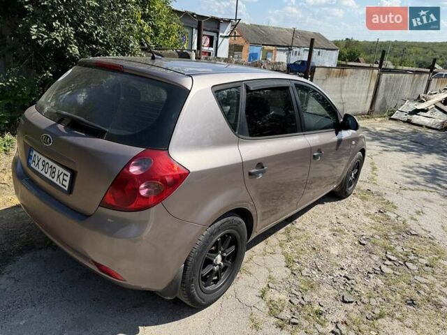 Серый Киа Сид, объемом двигателя 1.6 л и пробегом 280 тыс. км за 6000 $, фото 3 на Automoto.ua