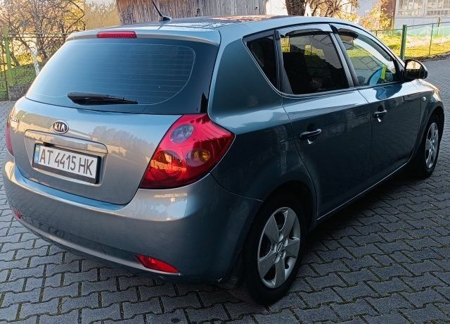 Серый Киа Сид, объемом двигателя 1.4 л и пробегом 220 тыс. км за 4600 $, фото 3 на Automoto.ua