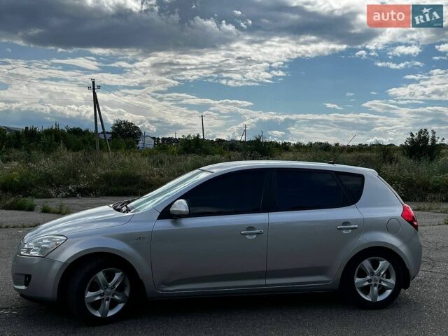 Серый Киа Сид, объемом двигателя 1.58 л и пробегом 248 тыс. км за 6000 $, фото 5 на Automoto.ua