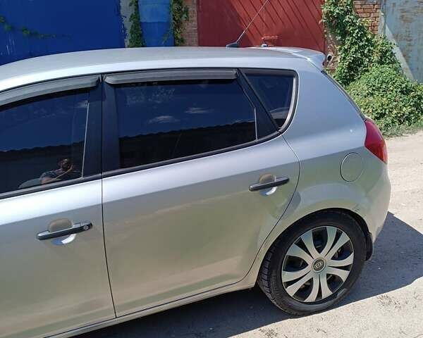 Серый Киа Сид, объемом двигателя 1.58 л и пробегом 177 тыс. км за 5700 $, фото 6 на Automoto.ua