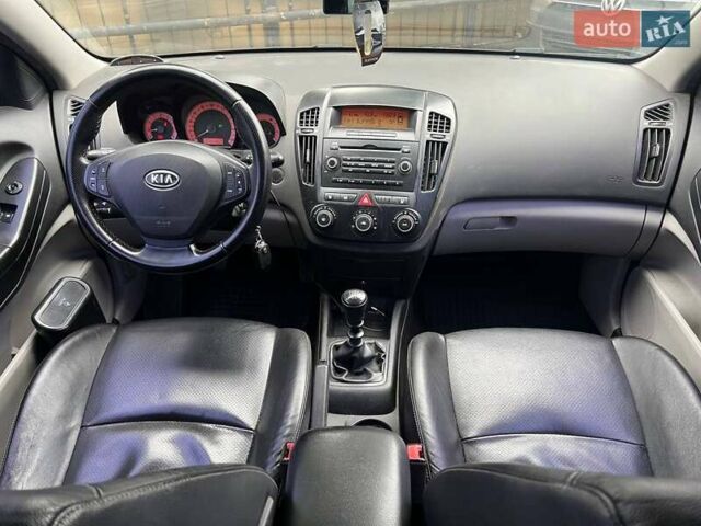 Серый Киа Сид, объемом двигателя 1.4 л и пробегом 247 тыс. км за 4490 $, фото 11 на Automoto.ua