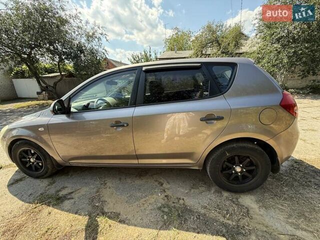 Серый Киа Сид, объемом двигателя 1.6 л и пробегом 280 тыс. км за 6000 $, фото 4 на Automoto.ua