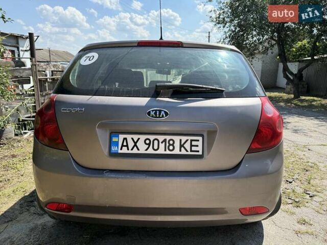 Серый Киа Сид, объемом двигателя 1.6 л и пробегом 280 тыс. км за 6000 $, фото 2 на Automoto.ua