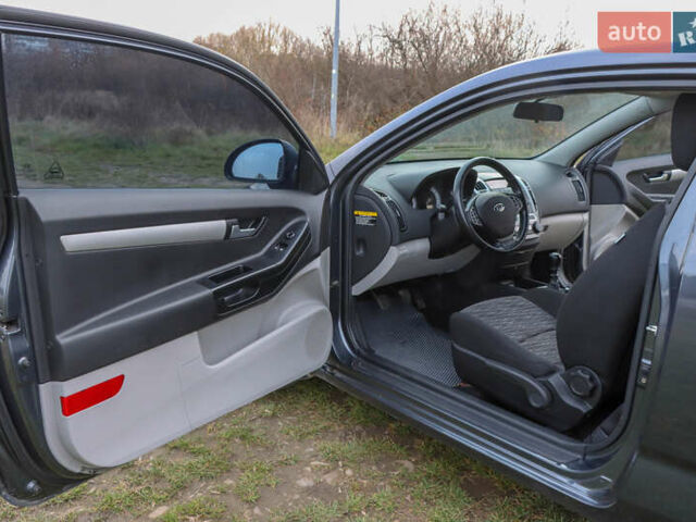 Серый Киа Сид, объемом двигателя 1.59 л и пробегом 211 тыс. км за 7000 $, фото 10 на Automoto.ua