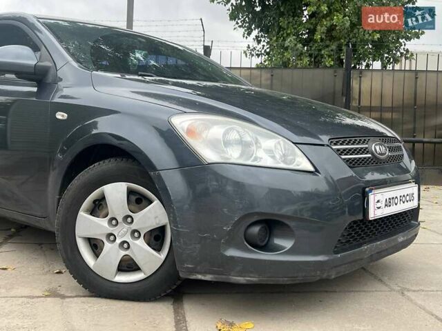 Серый Киа Сид, объемом двигателя 1.4 л и пробегом 247 тыс. км за 4990 $, фото 3 на Automoto.ua