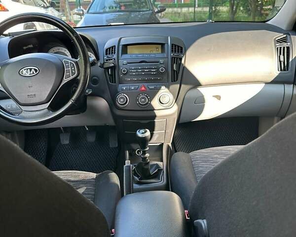 Серый Киа Сид, объемом двигателя 1.4 л и пробегом 179 тыс. км за 5200 $, фото 7 на Automoto.ua