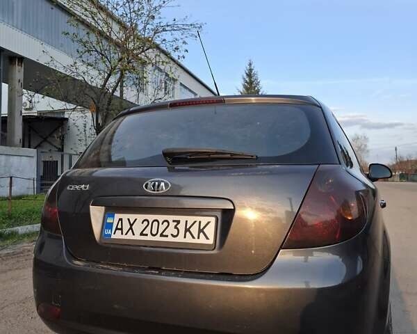 Серый Киа Сид, объемом двигателя 1.59 л и пробегом 253 тыс. км за 5900 $, фото 6 на Automoto.ua