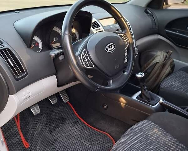 Серый Киа Сид, объемом двигателя 1.59 л и пробегом 253 тыс. км за 5900 $, фото 9 на Automoto.ua