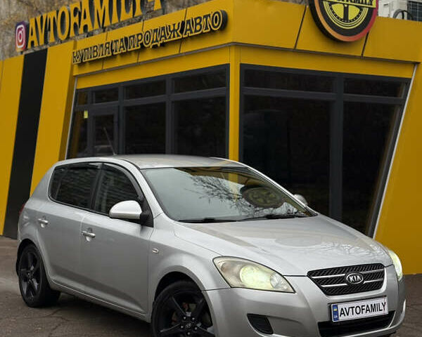 Серый Киа Сид, объемом двигателя 1.4 л и пробегом 274 тыс. км за 3600 $, фото 2 на Automoto.ua