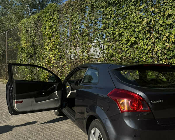 Серый Киа Сид, объемом двигателя 1.4 л и пробегом 286 тыс. км за 5000 $, фото 2 на Automoto.ua